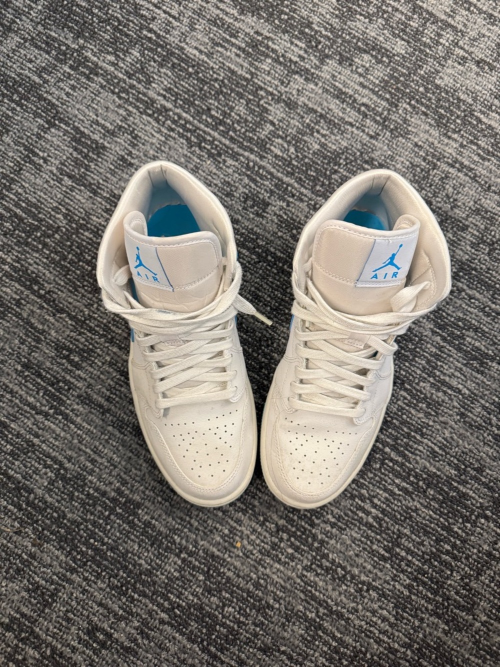 Air Jordan 1 Mid "UNC" Sneakers - Picture 5 of 9